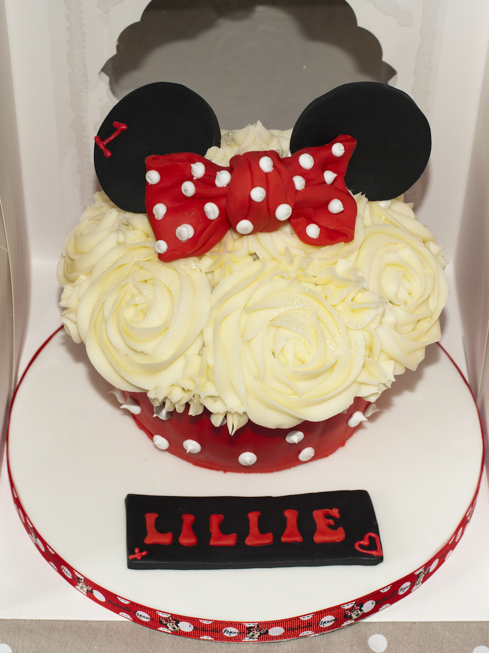 https://cakedinstyle.co.uk/wp-content/uploads/2015/08/minnie-mouse-cupcake.jpg